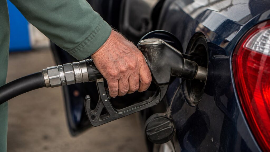 Ruzie om 10.000 liter brandstof: Tankstationmedewerker eist na 43 jaar in dienst bonus van werkgever