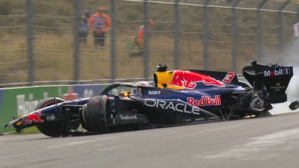 Max Verstappen crasht keihard op Zandvoort en ligt eruit