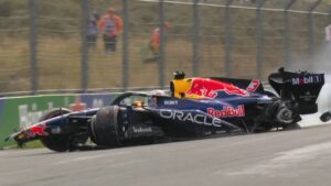 Max Verstappen crasht keihard op Zandvoort en ligt eruit