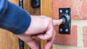Inbrekers gebruiken simpele truc bij voordeur: politie waarschuwt voor opvallend signaal