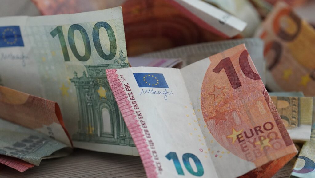 Contant geld: Wie dit niet meldt, riskeert een boete