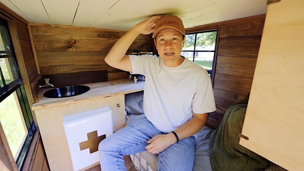 Voor €7.000 bouwt hij een camper waar zelfs een douche in past