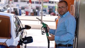 Automobilist stopt 88 seconden bij tankstation, nu moet hij 372 euro betalen