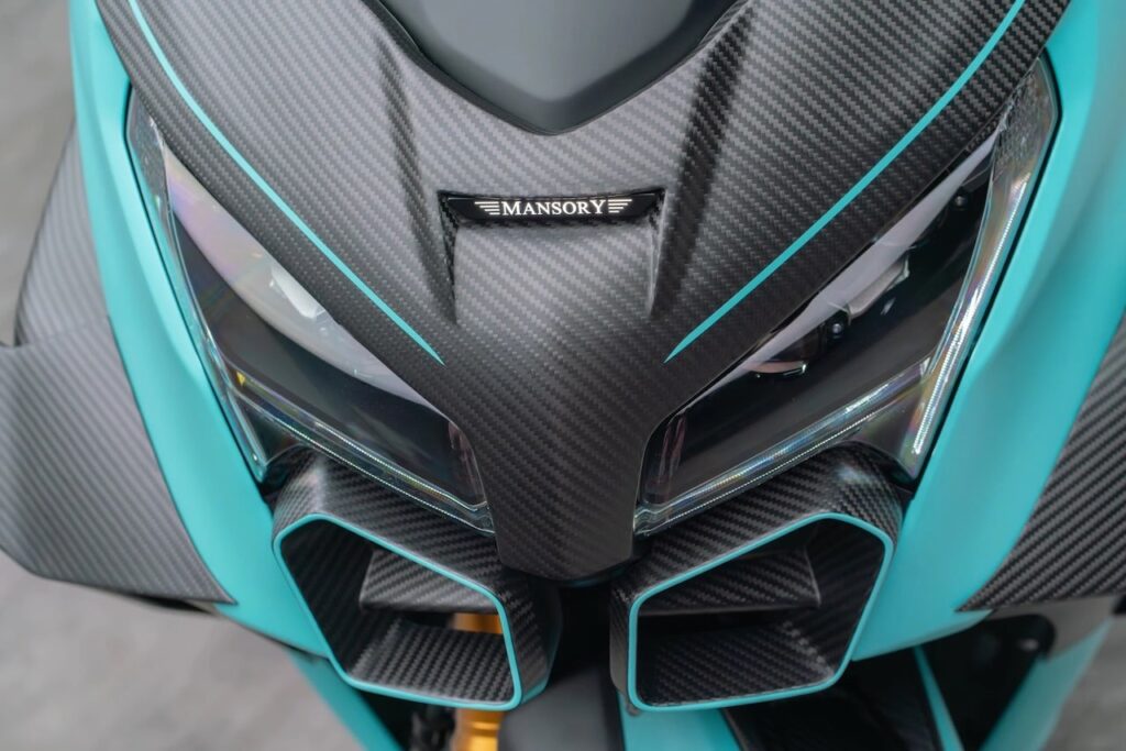 Mansory pakt nu ook scooters aan, en het carbonpakket kost meer dan de scooter zelf