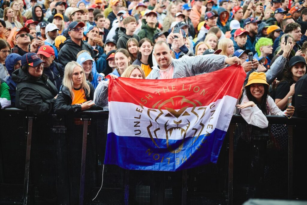 De fans van Max zijn in grote getallen aanwezig / Red Bull