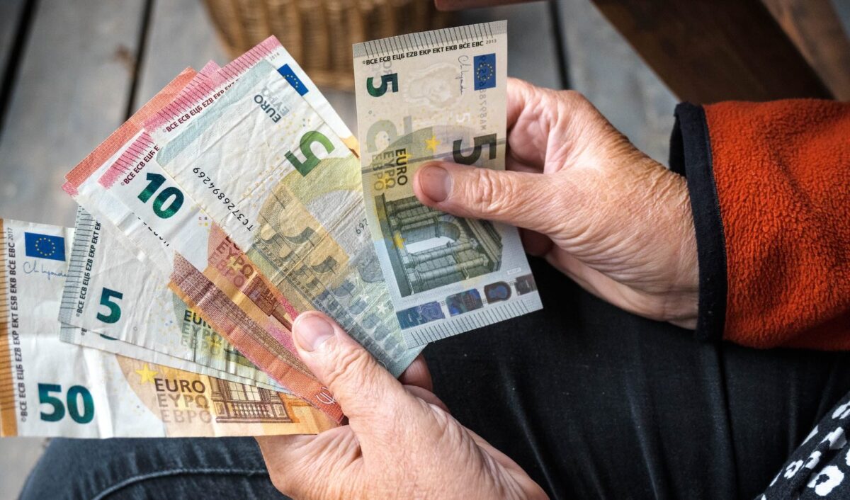 ‘Ik heb niets meer over te sparen’: Ina (69) ontvangt pensioen uit drie landen en moet 1.600 euro extra aan belasting betalen