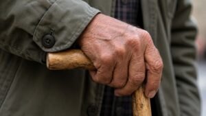 Li (63) leefde afgezonderd in berghut, maar na 25 jaar wordt hij herenigd met zijn familie