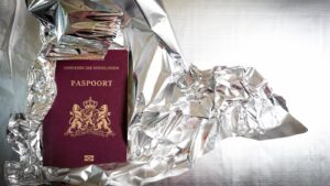 Waarom sommige Nederlanders hun paspoort in aluminiumfolie inpakken