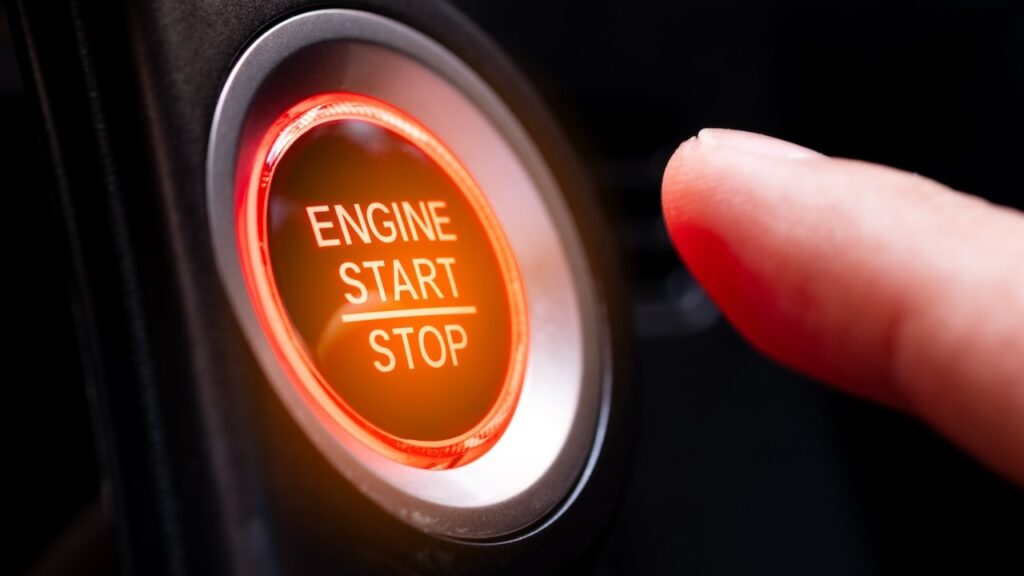 Wat gebeurt er als je op de Start/Stop-knop drukt bij 100 km/u?