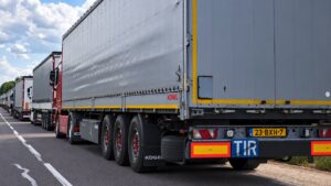Iedereen kent deze afkorting: dit betekent het TIR-bord op een vrachtwagen