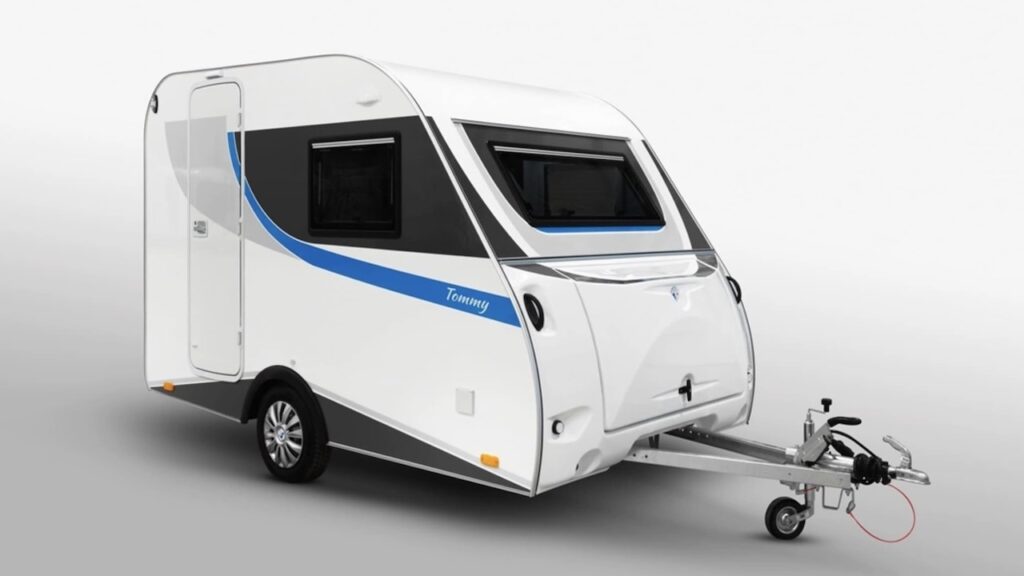 Deze caravan is lachwekkend klein, maar heeft gewoon een badkamer aan boord