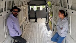 Irène en haar vriend wonen al 3 jaar in een camper: ‘We leven op 10 m², maar hebben allebei ons eigen plekje’