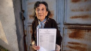 82-jarige vrouw geeft niet op en haalt na 25 jaar eindelijk haar diploma