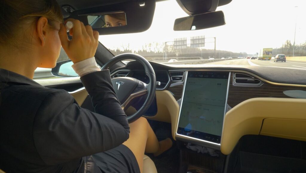 Tesla-eigenaar weigert snelheidsboete te betalen: ‘De auto reed toch zelf’