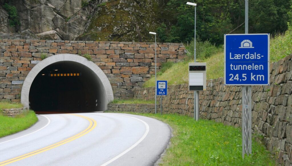 24,5 kilometer door de berg: Deze wegtunnel geldt als de langste ter wereld