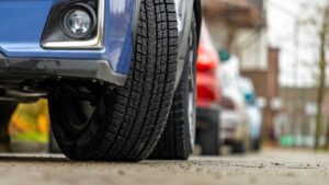 Automonteur waarschuwt: laat je wielen nooit zo staan bij het parkeren