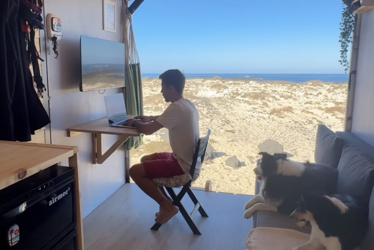 Franc (38) betaalt al zeven jaar geen huur en geen stroom: ‘Hoe minder ik heb, hoe rijker ik leef’
