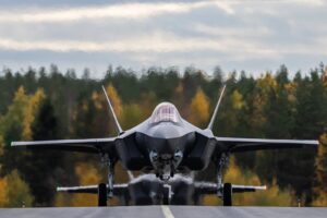 Drie F-35’s waren onderweg naar Europa, maar één is er niet aangekomen