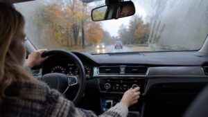 Wie de airco aan laat tot hij thuis is, krijgt volgend voorjaar een stinkende auto