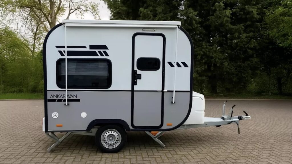 Caravan van 2,40 meter voor 10.000 euro heeft badkamer en keuken