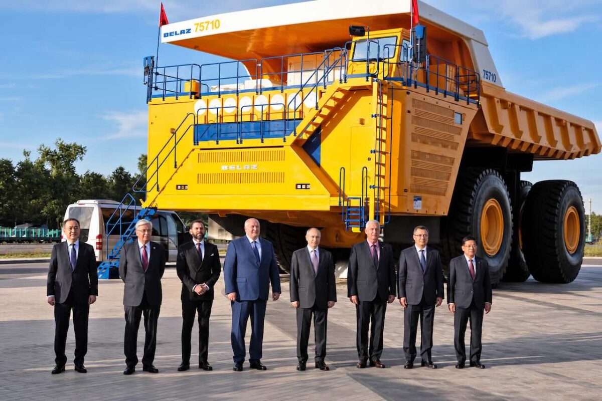 Gigantische vrachtwagen vervoert 450 ton, is zo hoog als een gebouw en laat mensen piepklein lijken