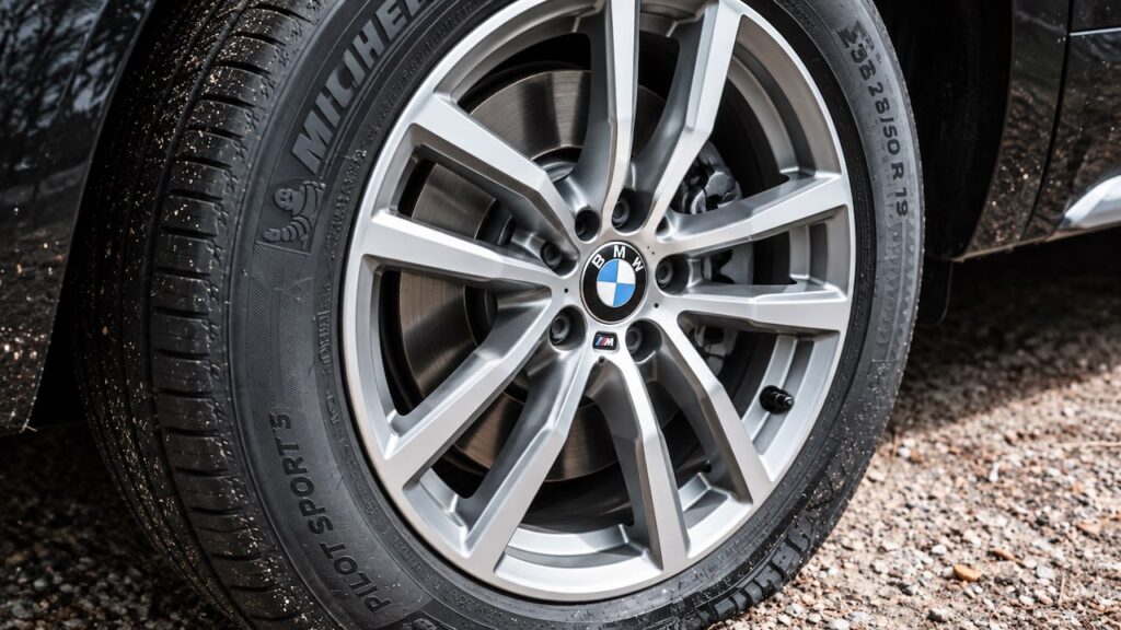 BMW-rijder wil met bandendpanning brandstof besparen: na 15.000 km heeft hij er spijt van