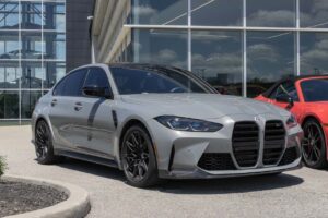 Elektrische BMW M3 op de Nürburgring opgejaagd door een Chinese sedan