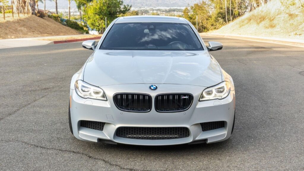 BMW M5 met 567 pk van ruim €100.000 verkocht voor de prijs van een tweedehands Golf