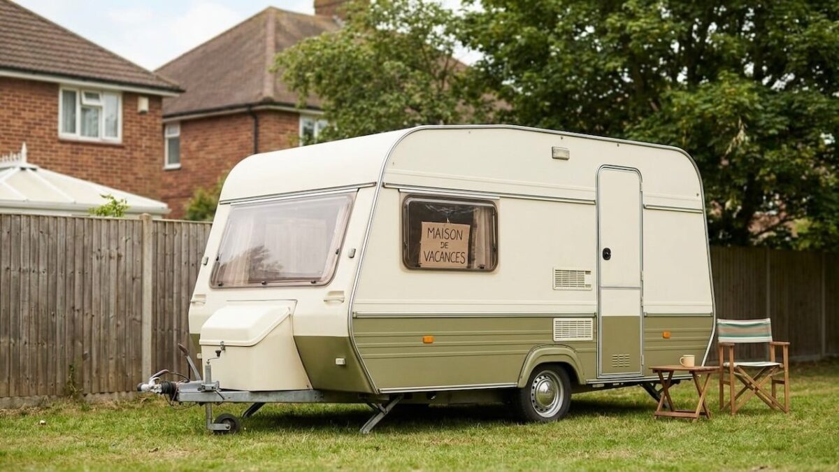 Ik zette een caravan in de tuin voor mijn zoon, maar na drie maanden greep de gemeente in