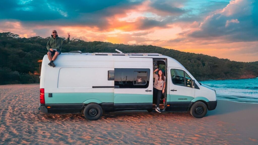 Stel woont drie jaar in een camper en ontdekt wanneer het altijd misgaat
