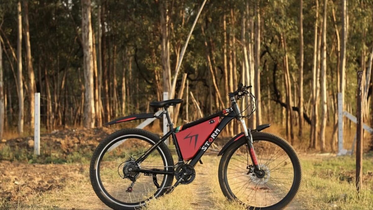 Elektrische fiets haalt bijna 100 km/u en heeft een gigantische accu, maar er zit een flinke adder onder het gras