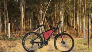 Elektrische fiets haalt bijna 100 km/u en heeft een gigantische accu, maar er zit een flinke adder onder het gras