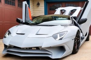 Hier bouwt hij zijn 3D-geprinte Lamborghini in zijn tuin: een onderdeel kost bij Lamborghini 129 euro, hetzelfde onderdeel bij Volkswagen slechts 17 euro
