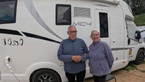 ‘Is de 700 euro voor diesel op, dan staan we stil’: gepensioneerd stel woont al vijf jaar in camper van 10 m²