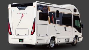 Half-integraal camper uit Japan met enkele bedden en grote keuken voor maximaal 6 personen