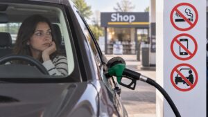 Tanken in de kou: wie zich even opwarmt in de auto riskeert een vonk bij het pistool