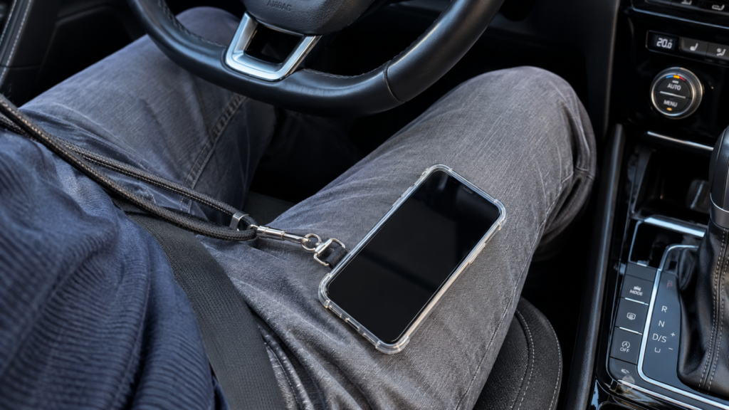 Telefoon aan een koord om je nek achter het stuur? Deze vrouw kreeg 1.295 dollar boete