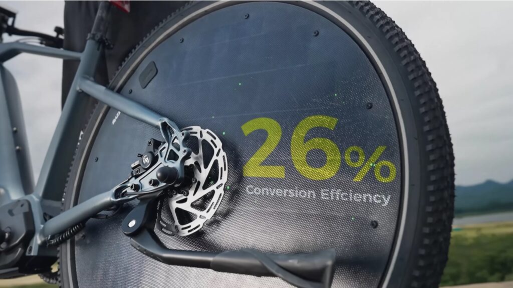 Eerste legale e-bike met zonnepanelen in de wielen: de zon laadt de accu op tijdens het stilstaan én tijdens het rijden