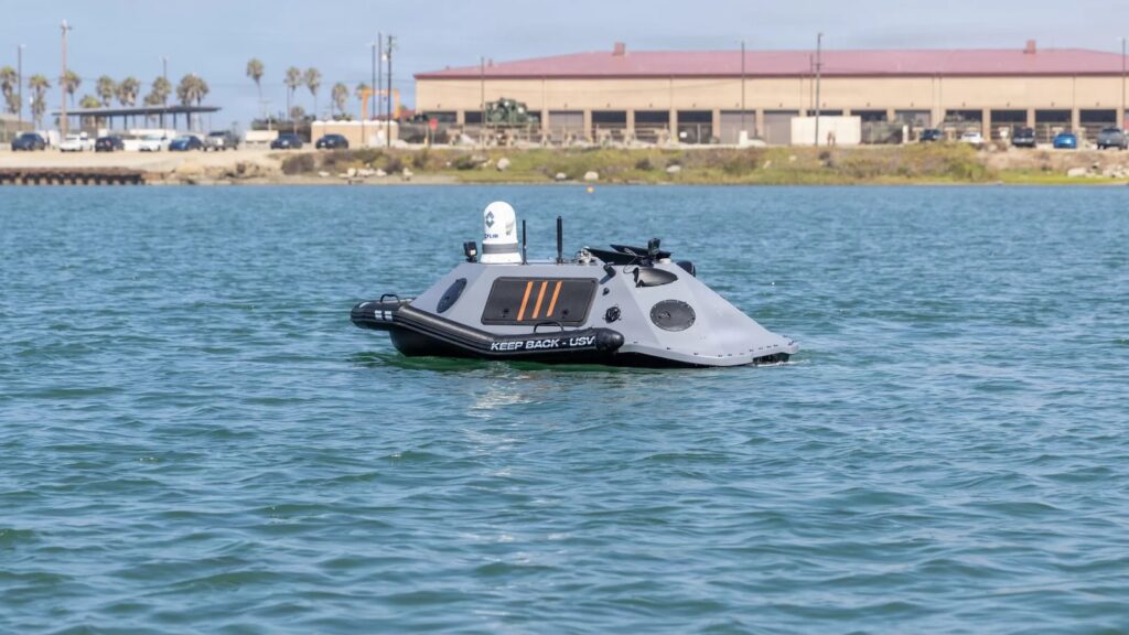 2,8 meter lange, 200 kilogram zware onbemande boot zoekt twee weken lang naar mijnen voor de kust van Californië