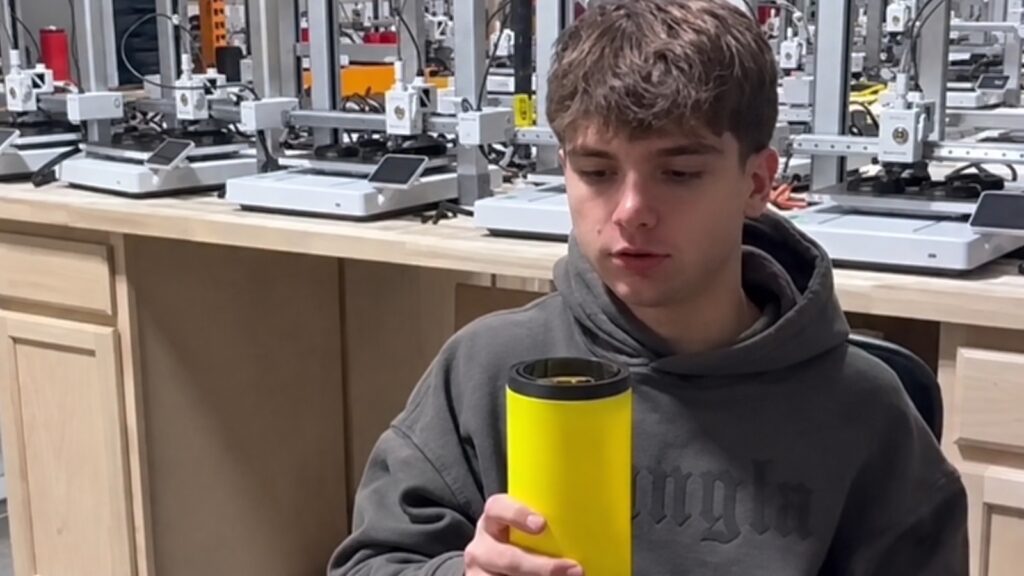 Michael (19) draait 808.000 dollar omzet per jaar met 3D-geprinte blikjeshouders