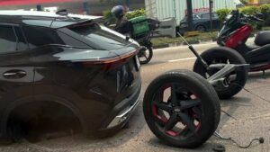Chinese auto die in Nederland wordt verkocht verliest midden op de weg zijn achteras