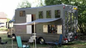 Oude paardenbus omgetoverd tot een droomachtige camper