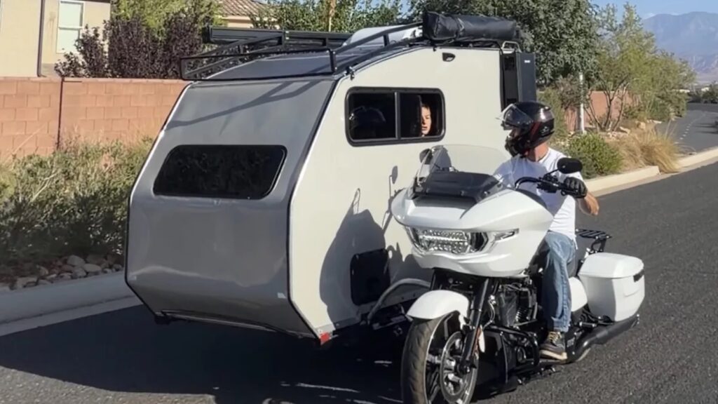 Motorfiets wordt mini-camper: Zijspan biedt douche, keuken en ruimte voor twee volwassenen