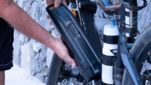 Elektrische fiets in de schuur tijdens de winter? Deze fout kan je een dure accu kosten