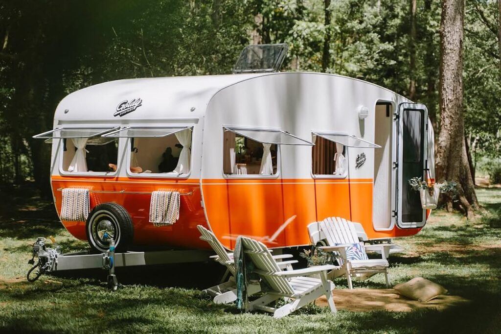 Caravan ziet eruit alsof hij 60 jaar oud is, totdat je de deur opentrekt