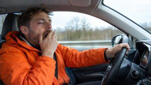 Vanaf nu in elke nieuwe auto: een camera die piept als je 3,5 seconde wegkijkt