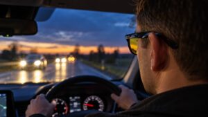 Gele nachtbril van 1,99 euro moet verblinding door koplampen tegengaan, maar werkt die wel?