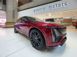 Topman General Motors haalt hard uit naar Tesla: ‘Dit negeert de natuurkunde’