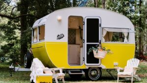 Retro-caravan van amper 3,65 meter is een lust voor het oog en zit vol verrassingen