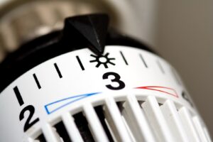 Verwarming ’s nachts uitzetten of aan laten staan? Zo bespaar je het meeste geld